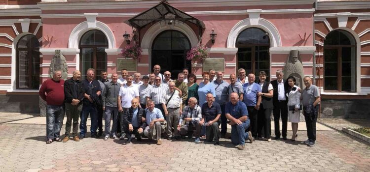 Теплі обійми крізь роки: зустріч випускників факультету фізичної культури 1985 року Теплі обійми крізь роки: зустріч випускників факультету фізичної культури 1985 року