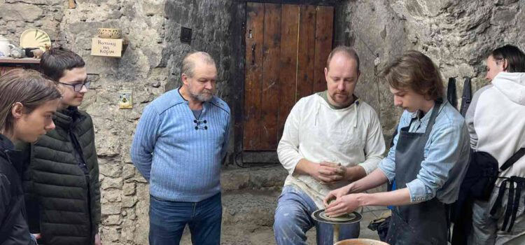 Від теорії до практики: студенти історичного факультету К-ПНУ опановували гончарство у фортеці Від теорії до практики: студенти історичного факультету К-ПНУ опановували гончарство у фортеці