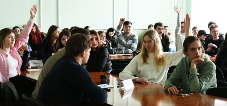 Квіз «PRO Рідне» у К-ПНУ: простір пізнання української ідентичності Квіз «PRO Рідне» у К-ПНУ: простір пізнання української ідентичності